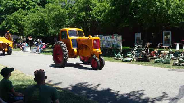 Michael U0026 39 S Tractors Simplicity And Allis Chalmers Garden